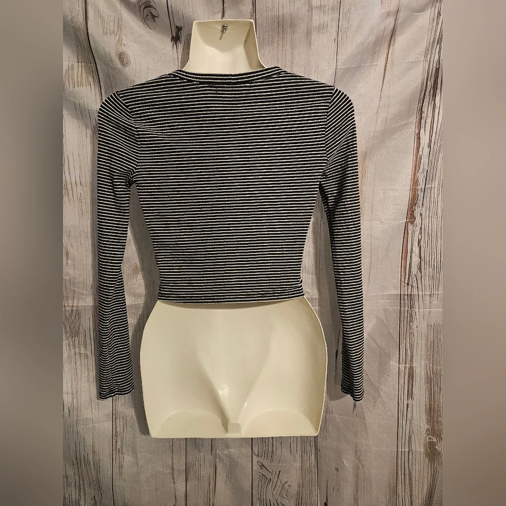 Forever 21 Striped Black and White Cropped SS Top